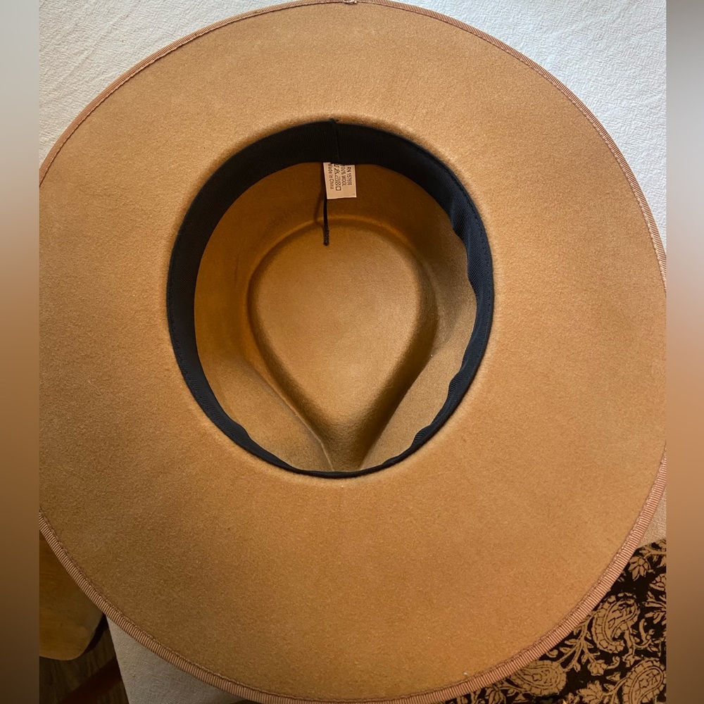 Wide brim hat